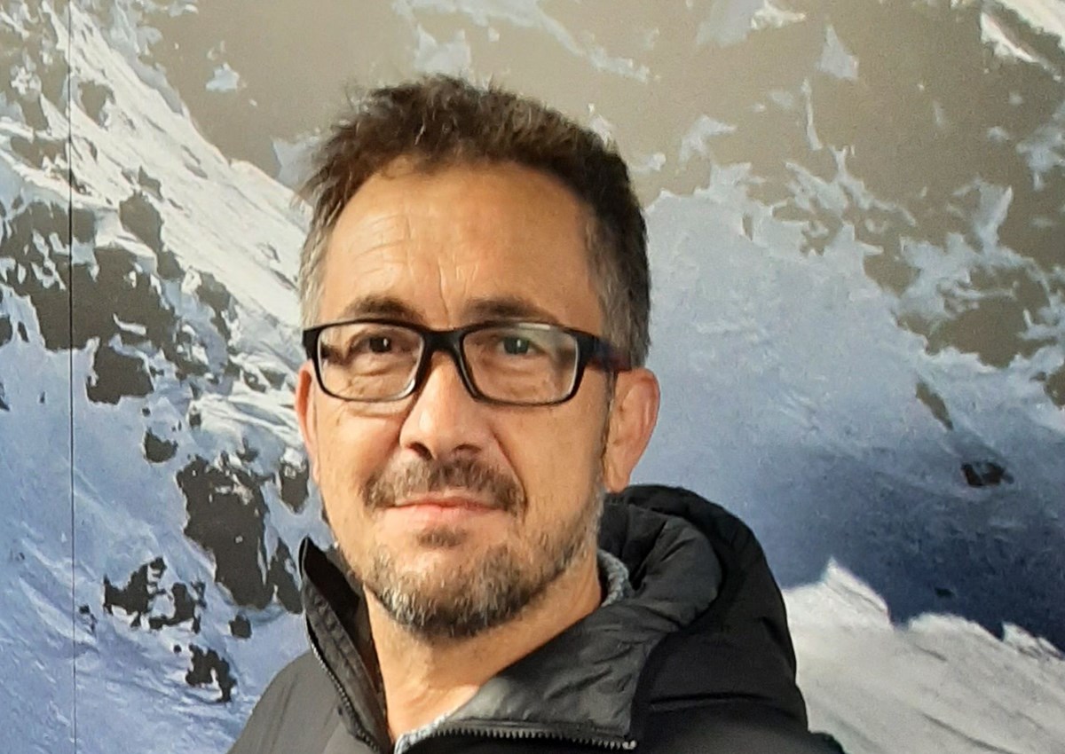 La Federación Internacional de Esquí (FIS) ha premiado al periodista Santiago Sevilla a propuesta de la Real Federación Española Deportes de Invierno (RFEDI) con el galardón “FIS Journalist Award”,