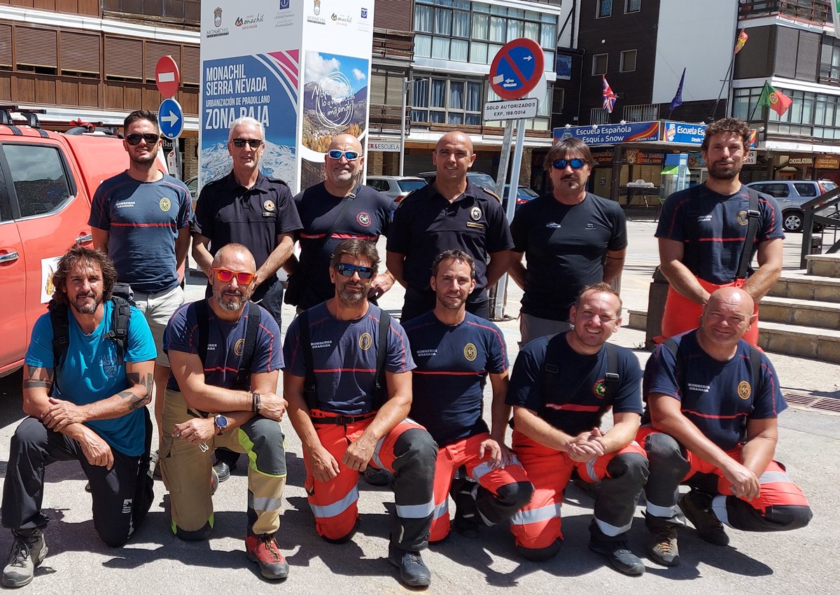 Sierra Nevada prepara a los bomberos de Granada para hacer rescates aéreos en medios mecánicos