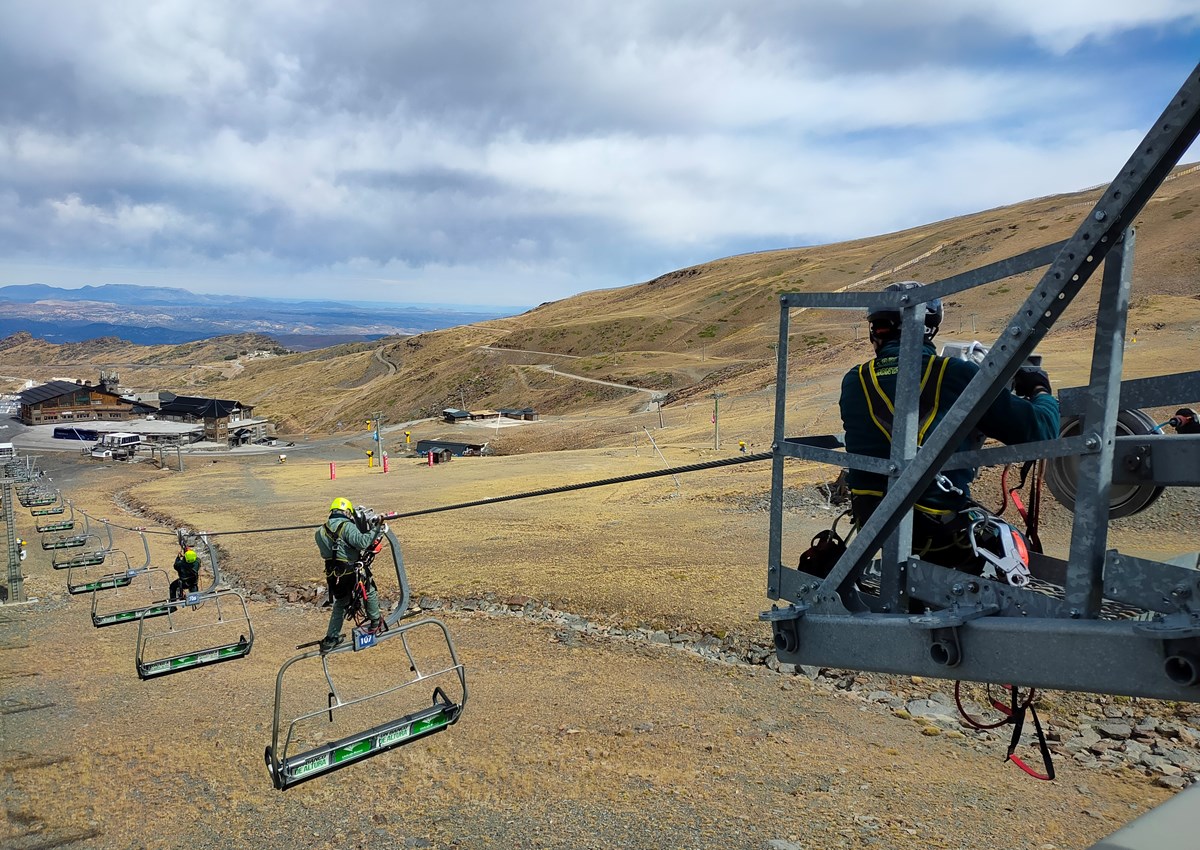 Sierra Nevada forma a miembros de la Guardia Civil de Granada para efectuar rescates aéreos en medios mecánicos