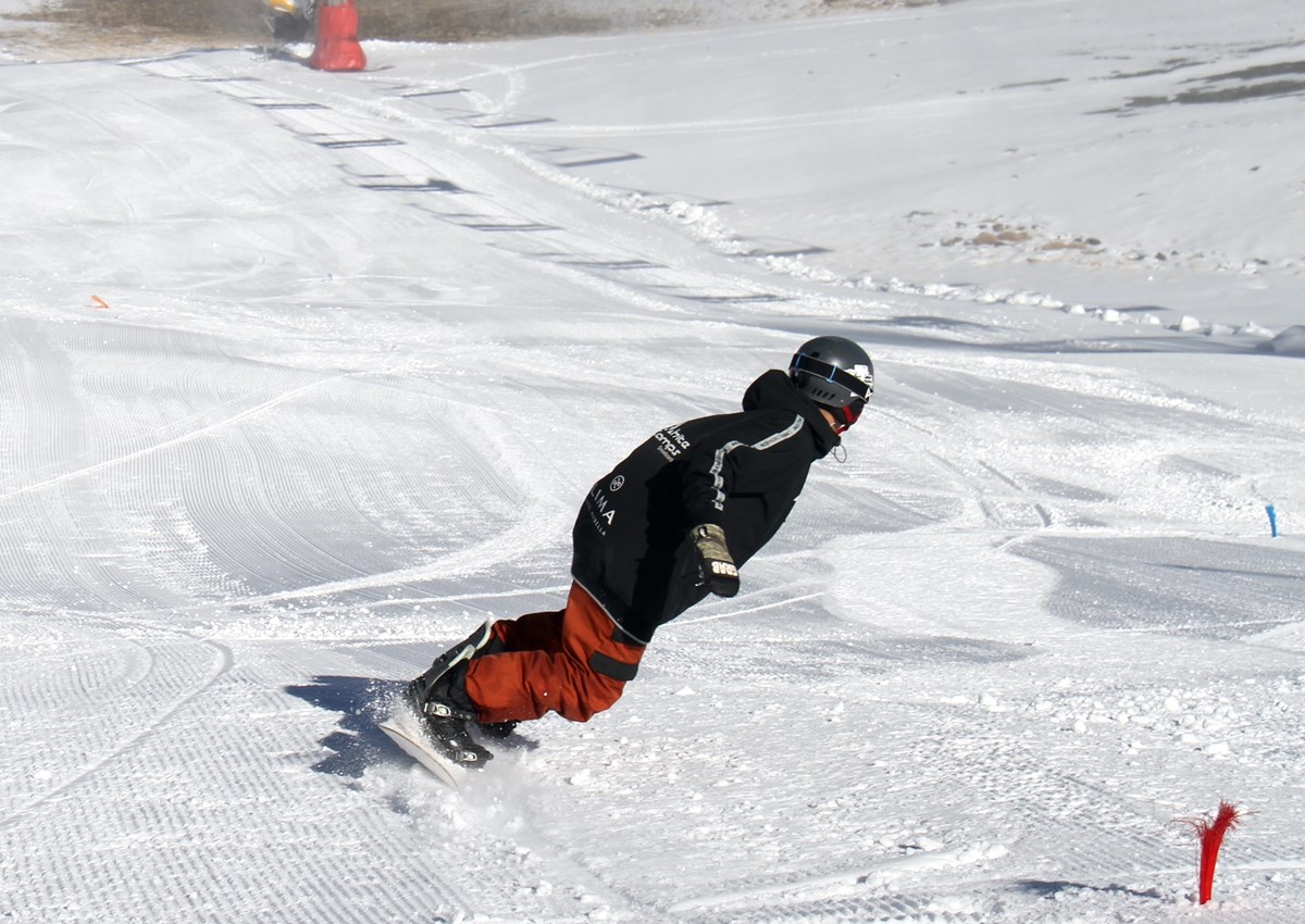 Corredores andaluces arrancan en Borreguiles los entrenamientos en nieve