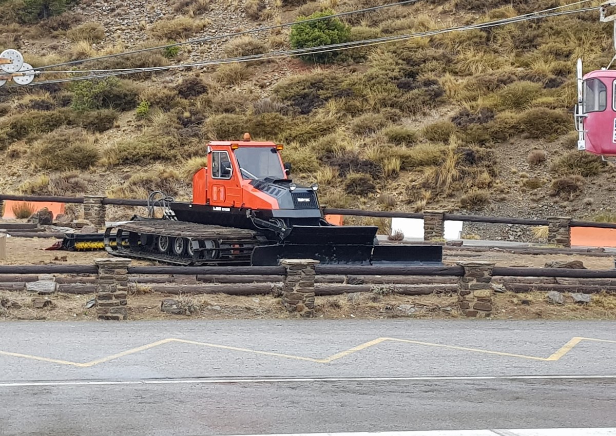 The snow groomer that passed to the other side