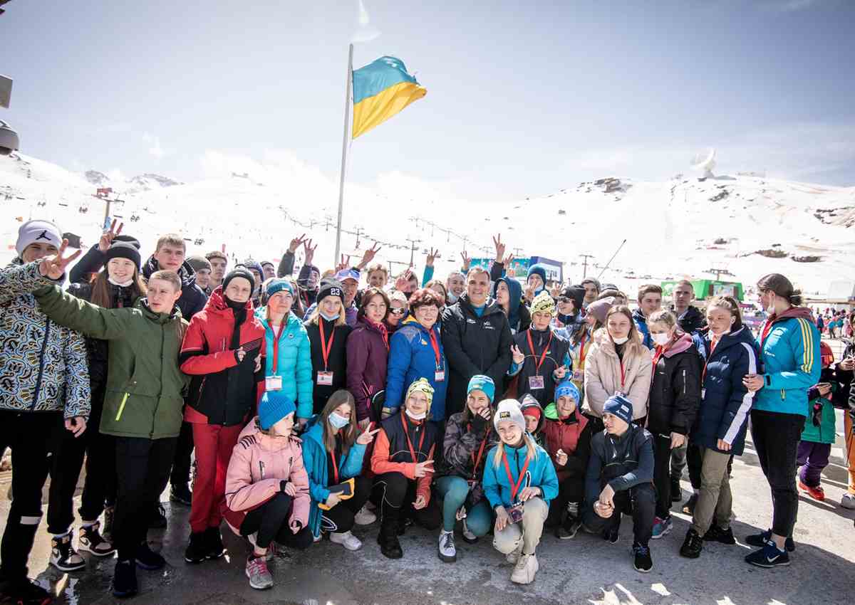 Sierra Nevada acoge a 45 niños de la federación ucraniana de esquí