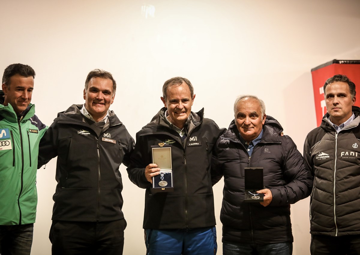 The RFEDI awards the medal of merit to Eduardo Valenzuela, Mountain Director of Cetursa Sierra Nevada.