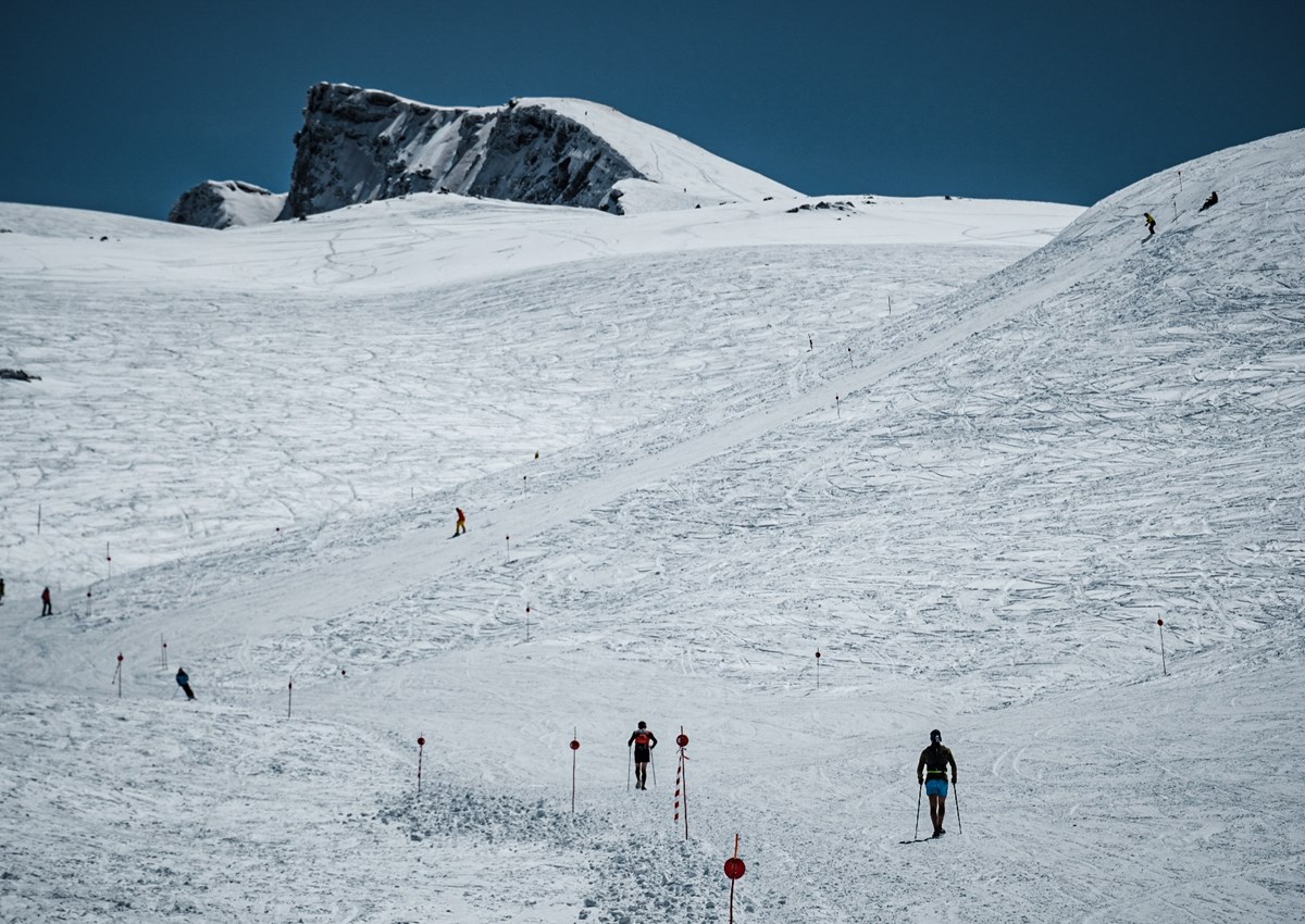 Britain's Thomas Joly and Argentina's Mayte Lopez win the fearsome Ultra SN, marked by cold and snow.