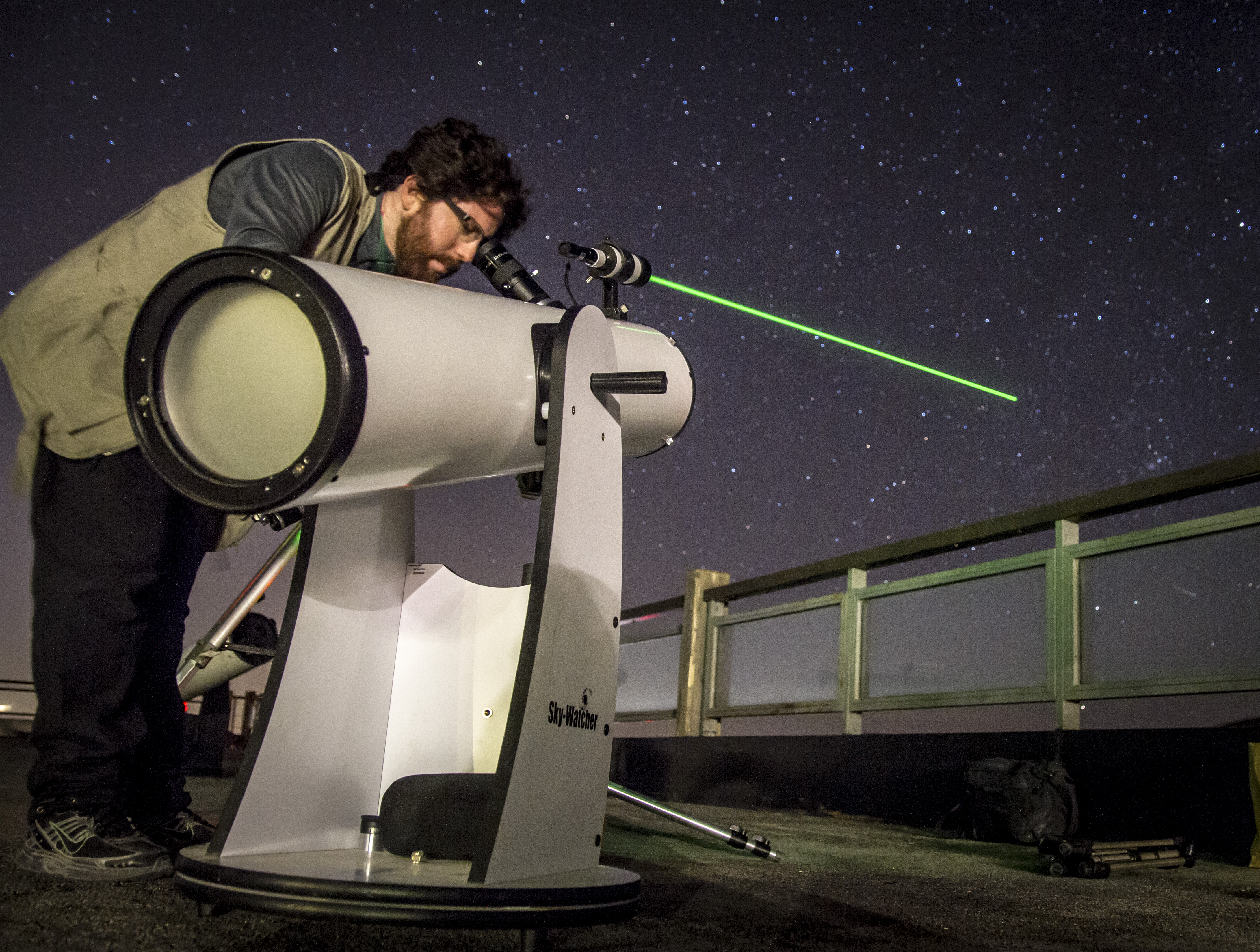 AMG Un Astronomo De La Empresa Azimut Observa Perseo