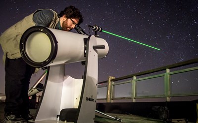 AMG Un Astronomo De La Empresa Azimut Observa Perseo