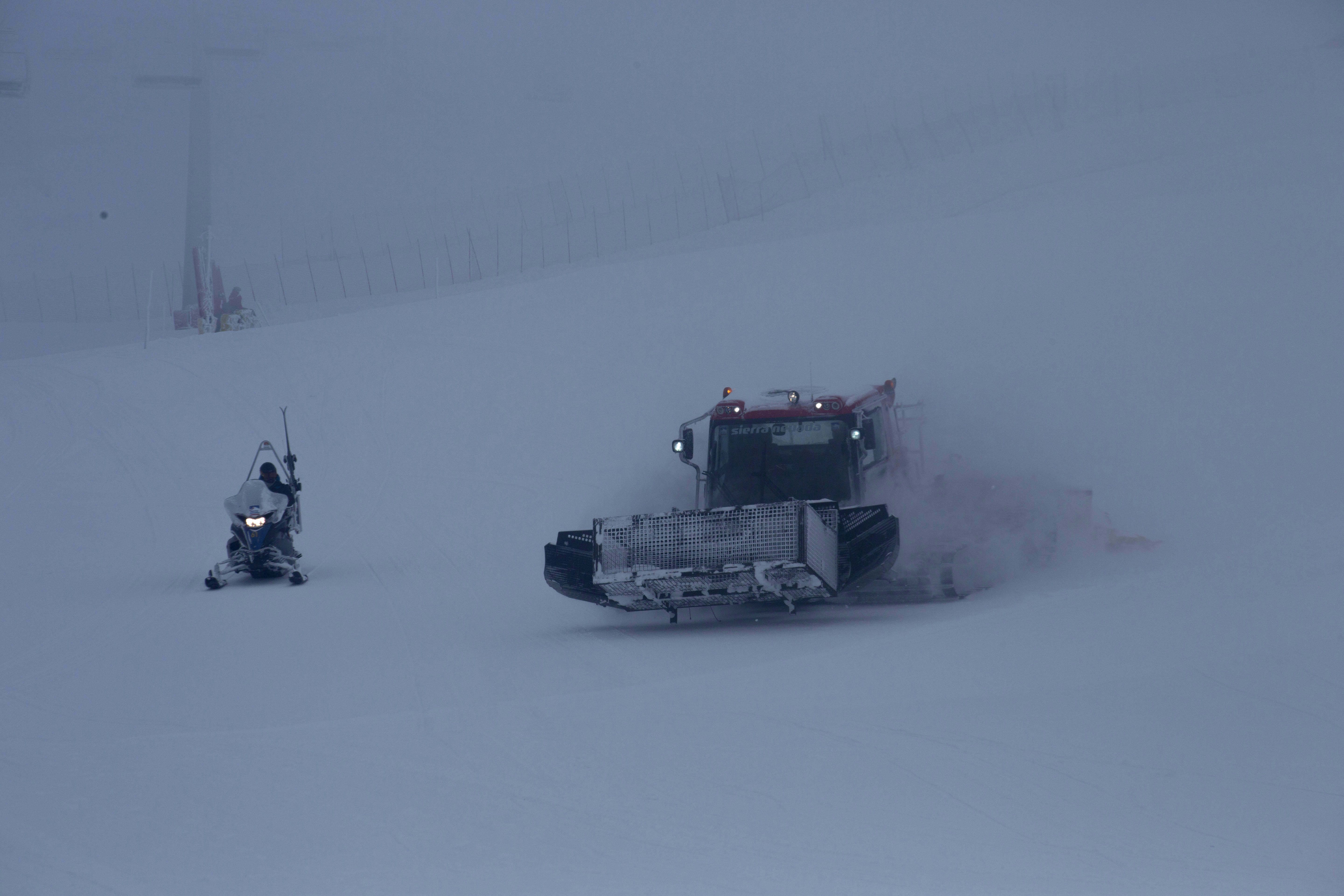 Maquina y moto en pistas 04-02.jpg